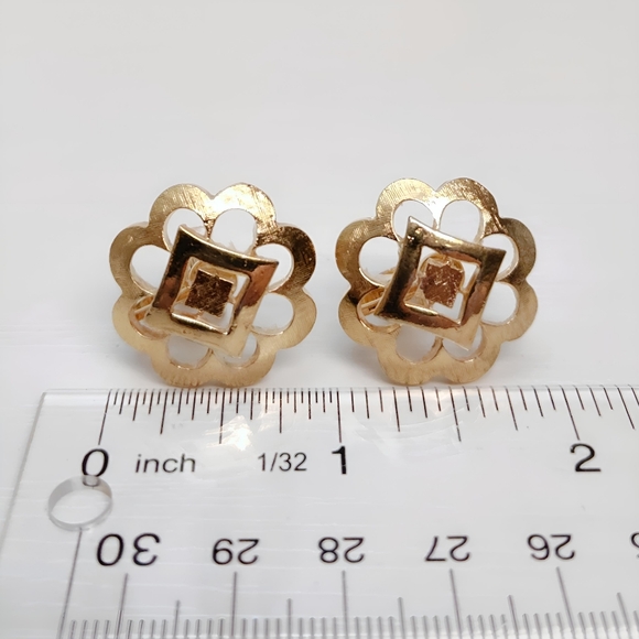 Crown TRIFARI Vintage Gold tone Square Open work Floral Clip on earrings - Picture 6 of 7